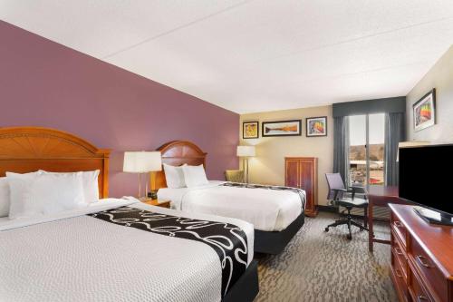 Кровать или кровати в номере La Quinta Inn by Wyndham Binghamton - Johnson City