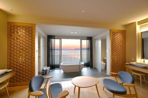 石垣島にあるビーチホテルサンシャインのバスルーム(バスタブ、テーブル、椅子付)