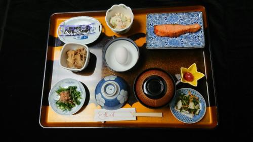 una bandeja con platos de comida en una mesa en Hotel New Mogamiya, en Yamagata