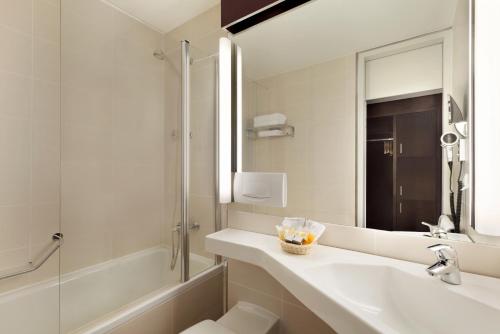 Koupelna v ubytování Ramada Nürnberg Parkhotel
