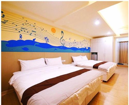 Ένα ή περισσότερα κρεβάτια σε δωμάτιο στο Music City Inn