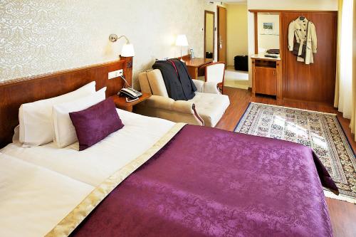 Giường trong phòng chung tại Gold Hotel Budapest