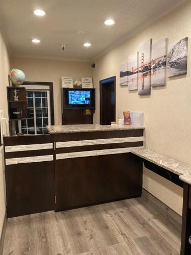 a lobby with a reception desk and a television at Castle Inn in San Francisco