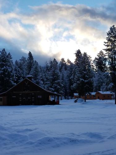 Eine Scheune auf einem schneebedeckten Feld in der Unterkunft The Wild Game Inn in Alta