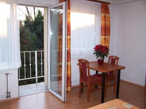 Balkón alebo terasa v ubytovaní Akacia Apartment - FREE INSIDE PARKING, 2 bedrooms, garden, next to centre