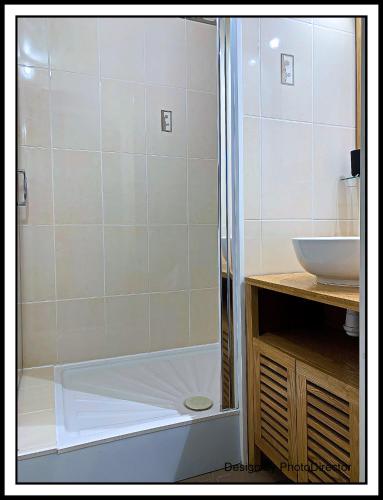 une salle de bain avec douche et lavabo dans l'établissement Cabourg, Appartement plain pied avec terrasse accès direct à la plage, à Cabourg