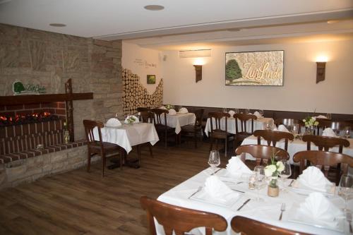 Restoran ili neka druga zalogajnica u objektu Landgasthof-Hotel Zur Linde