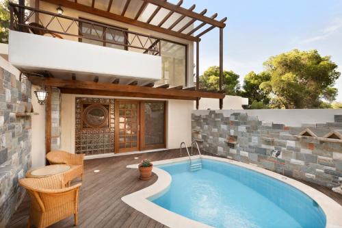 una piscina en el patio trasero de una casa en Ramada Loutraki Poseidon Resort en Loutraki