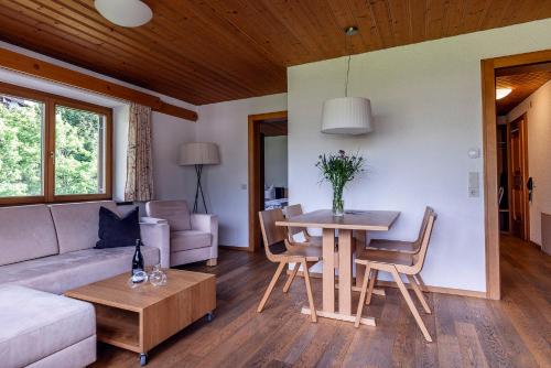 ein Wohnzimmer mit einem Sofa und einem Tisch in der Unterkunft Landhaus Schneider in Schruns-Tschagguns