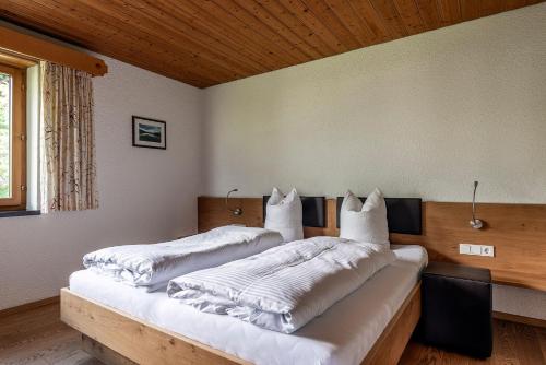 1 Schlafzimmer mit 2 Betten und weißen Kissen in der Unterkunft Landhaus Schneider in Schruns-Tschagguns