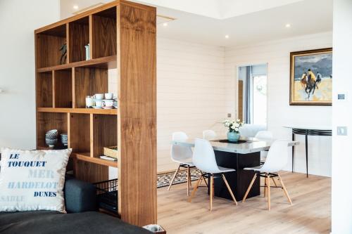 une cuisine et une salle à manger avec une table et des chaises dans l'établissement Le Lodge, à Le Touquet-Paris-Plage