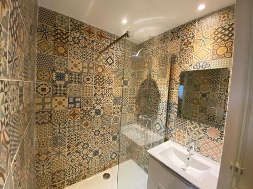 Ένα μπάνιο στο 012 CHIC & COSY F2 34m2 HYPERCENTRE WIFI SMART TV NETFLIX