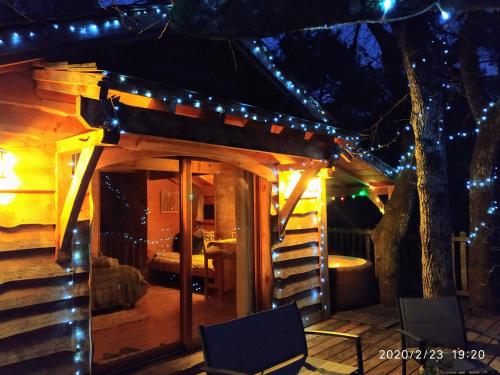 une cabine éclairée la nuit avec des lumières de Noël dans l'établissement Lo Rey du Lac, à Soorts-Hossegor