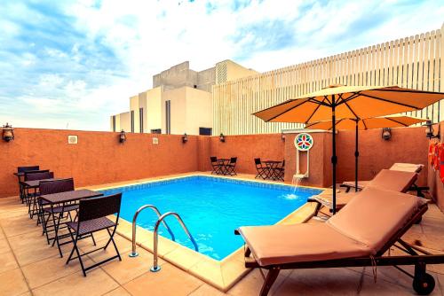Bazén v ubytování Al Liwan Suites Rawdat Al Khail nebo v jeho okolí