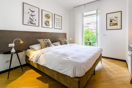 ein Schlafzimmer mit einem großen Bett und einem Fenster in der Unterkunft Eco Rooms&Breakfast Tirano in Tirano