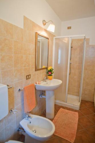 a bathroom with a sink and a shower at Appartamento Aria di Lago in Paratico