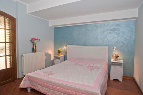 een slaapkamer met een bed en twee nachtkastjes bij Appartamento Aria di Lago in Paratico