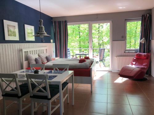 un soggiorno con un letto, un tavolo e delle sedie di Villa Park & Plaża a Świnoujście