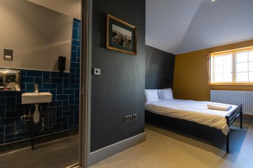 un piccolo bagno con letto e lavandino di PubLove @ The Steam Engine,Waterloo a Londra