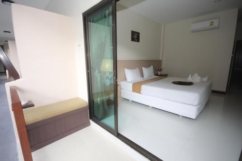 Ein Bett oder Betten in einem Zimmer der Unterkunft Phangan Island View - SHA Extra Plus