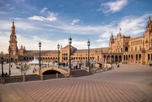 Rodrigo de Triana Courtyard by Valcambre