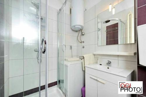 ein Bad mit einer Dusche, einem WC und einem Waschbecken in der Unterkunft Studio Apartment Spalato in Split