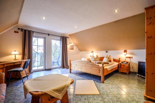 Ένα ή περισσότερα κρεβάτια σε δωμάτιο στο Hotel Landhaus Krombach