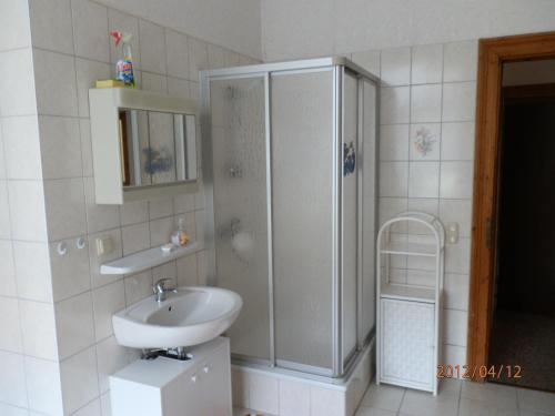 Bilik mandi di Ferienwohnung Fedler