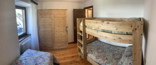 a bedroom with two bunk beds in a room at Casa Ornella in Courmayeur