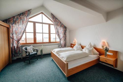 ein Schlafzimmer mit einem Bett und einem großen Fenster in der Unterkunft Appartementhaus Achmannhof in Bad Füssing