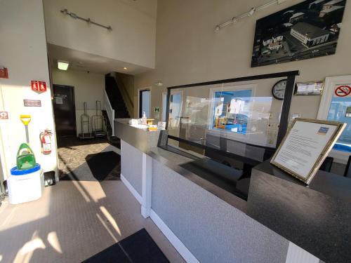 a room with a counter with a display case at Hampton Village Inn in Hampton