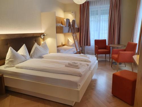 um quarto de hotel com uma cama grande num quarto em Waldhotel Unspunnen em Interlaken