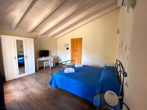 a bedroom with a blue bed in a room at Janas B&B in Posada