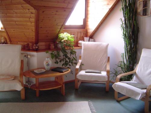 a living room with two chairs and a table at Anna vendégház in Tihany