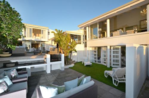 Balkoni atau teres di White Waves Beach House