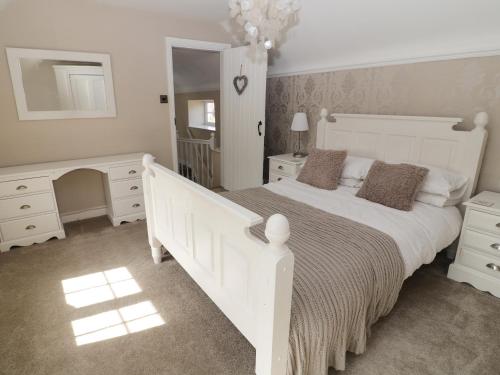 En eller flere senge i et værelse på Farriers Cottage