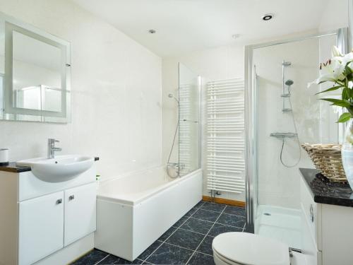 ein weißes Badezimmer mit Waschbecken und Toilette in der Unterkunft Borgan Cottage in Newton Stewart