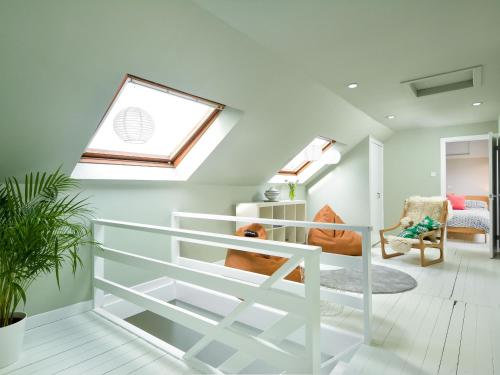 uma sala de estar com uma clarabóia e uma escadaria branca em Borgan Cottage em Newton Stewart
