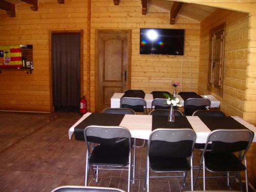 a conference room with a long table and chairs at Complejo Rural Lifara in Aniñon