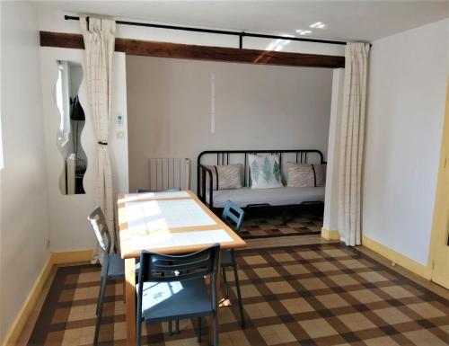 een eetkamer met een tafel en een bed bij Appartement Bel Etre Langeais in Langeais