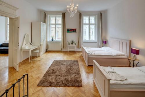 布拉格的住宿－Kaprova 5 - Old Town Apartments，一间卧室配有两张床和吊灯。
