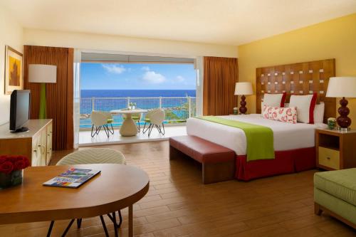 Postel nebo postele na pokoji v ubytování Sunscape Curacao Resort Spa & Casino