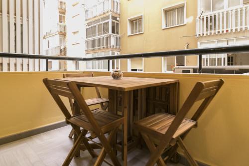 マラガにあるMalagadeVacaciones - Maestranza 8のバルコニー付きの客室で、テーブルと椅子が備わります。