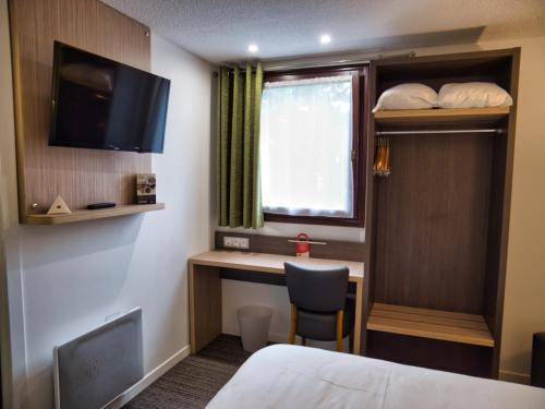um quarto com uma cama, uma secretária e uma janela em Contact Hotel Le Seino Marin - Cléon Elbeuf em Cléon