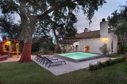 una casa con piscina en el patio en Ca la Cèlia, en Maçanet de Cabrenys
