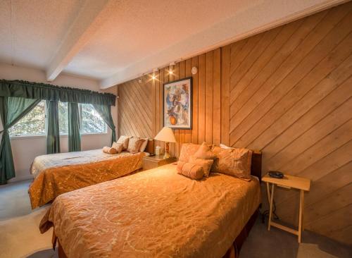 Un pat sau paturi într-o cameră la Villa Cortina by Vail Realty