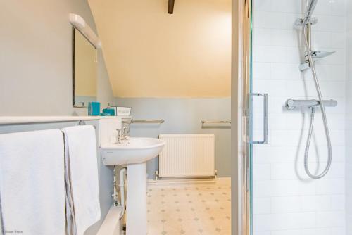 A bathroom at Crow Cottage by Bloom Stays