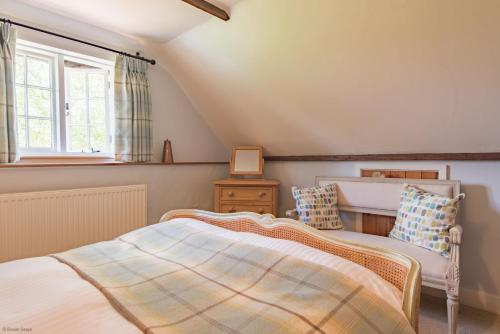 A bed or beds in a room at Crow Cottage by Bloom Stays