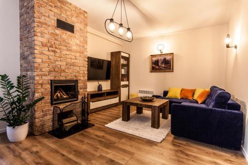 a living room with a couch and a fireplace at Górski szafir in Jaworki