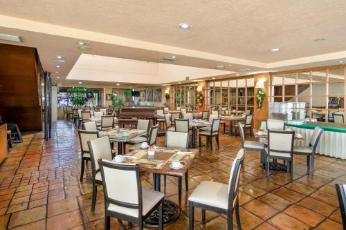 Quality Inn & Suites Saltillo Eurotel tesisinde bir restoran veya yemek mekanı
